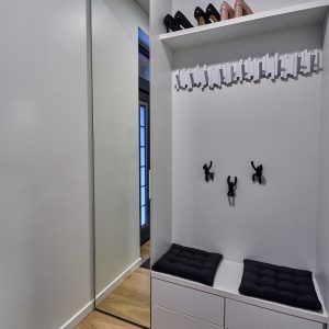 Holo baldus sudaro aukšta spintelė su veidrodžiu, žema spintelė batams ir ilga lentyna kepurėms. Baltą spalvą paryškina juodos pagalvėlės ir originalios pakabėlės.